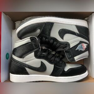 Women’s AIR
JORDAN 1 RETRO HI OG

MEDIUM GREY/BLACK•WHITE
GRIS MOYEN/BLANC/NOIR